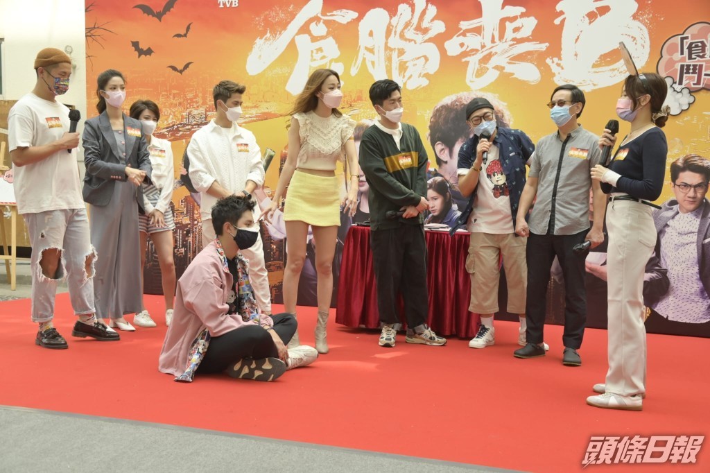 眾演員在台上玩遊戲。